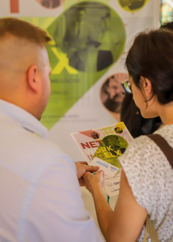 Empresarios de Alicante compartiendo información sobre las jornadas de networking empresarial organizadas por AESEC.