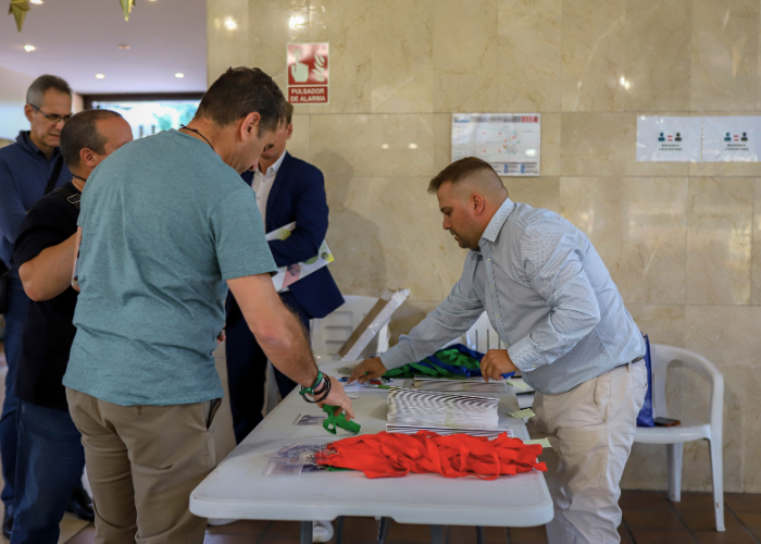 Empresarios de AESEC realizando el proceso de inscripción y entrega de acreditaciones en una jornada empresarial en Alicante.