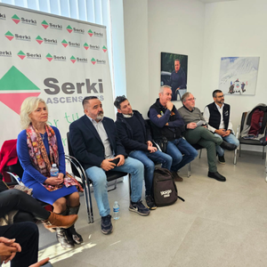 Empresarios de AESEC durante un desayuno empresarial en las instalaciones de Serki Ascensores en Elche.