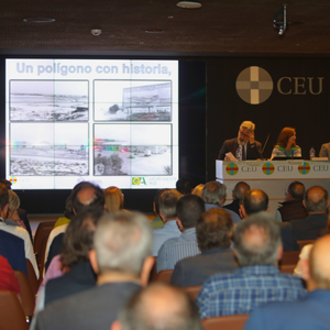 Empresarios asistentes a la presentación del estudio del Polígono Industrial de Carrús organizada por AESEC y el CEU.